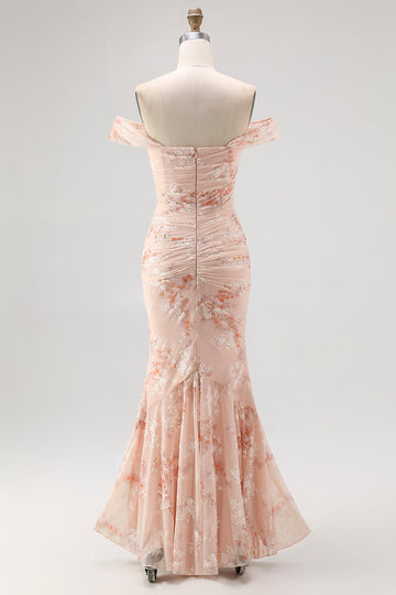 Vestido de invitada de boda fruncido con estampado de sirena champán con hombros descubiertos